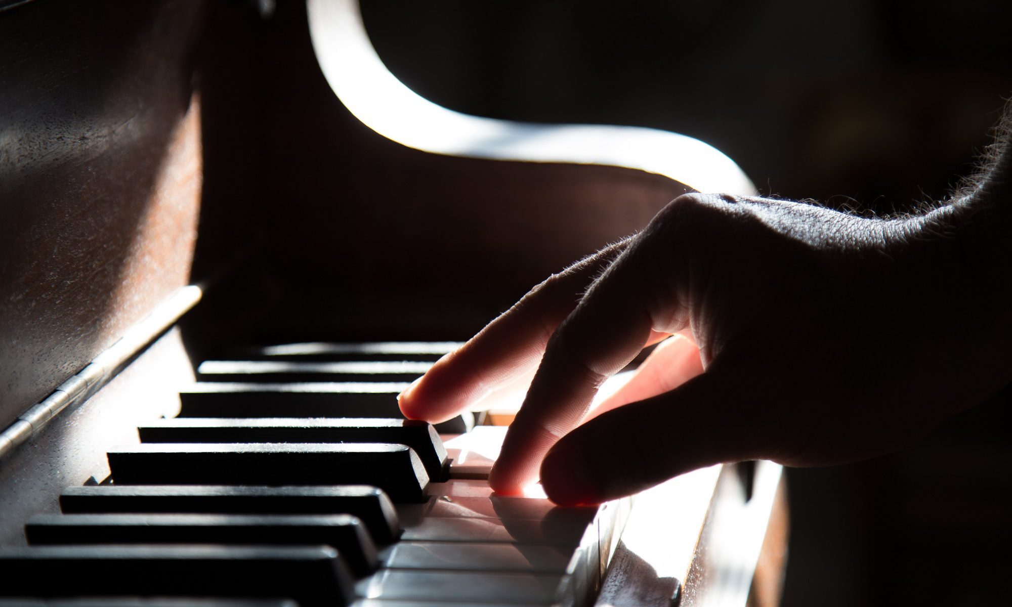 Finger auf Klaviertasten